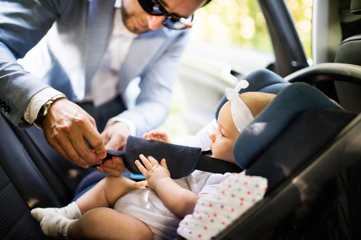 La manera más segura de llevar bebés y niños en el coche