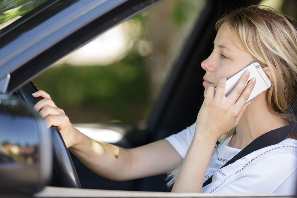 malos habitos conducir coche telefono movil hablar