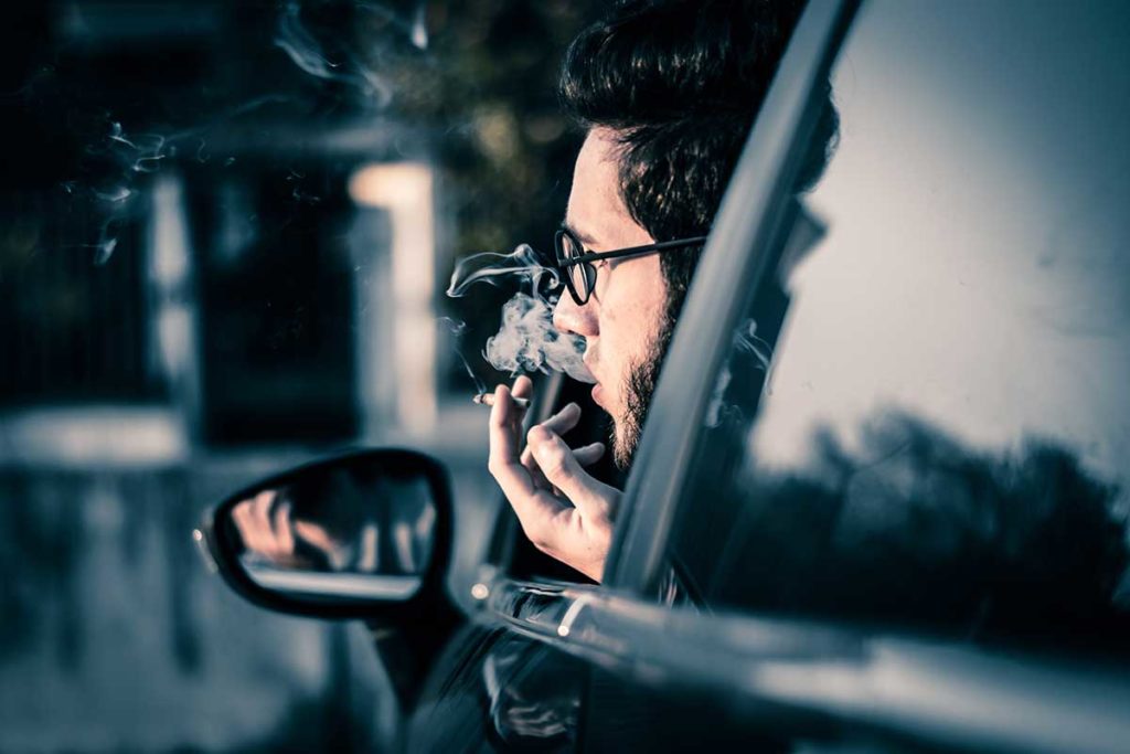 fumar conduciendo mitos coches