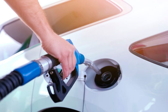 ¿Por qué se encarece tanto el precio del combustible de coche?