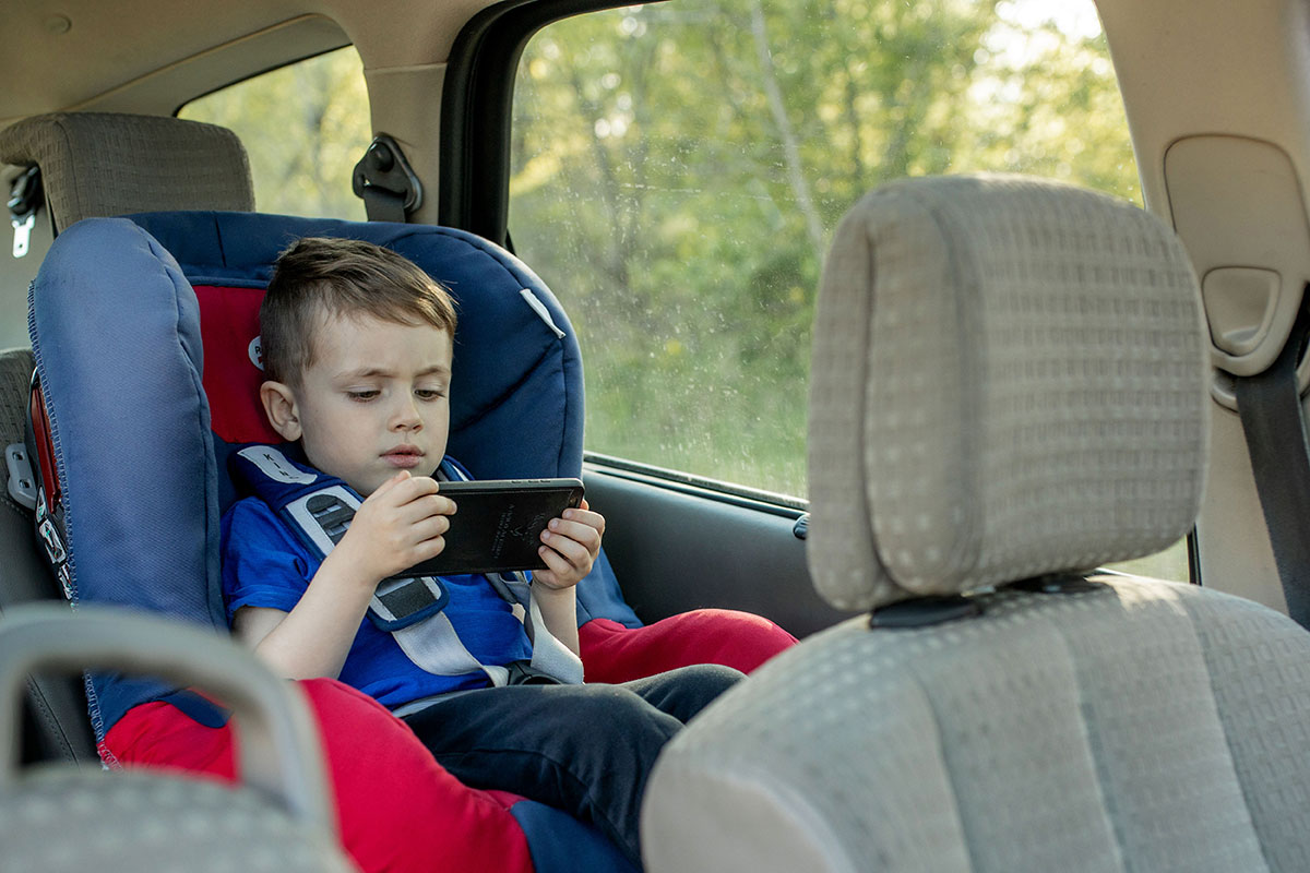 Los peligros de los niños y el móvil en el coche