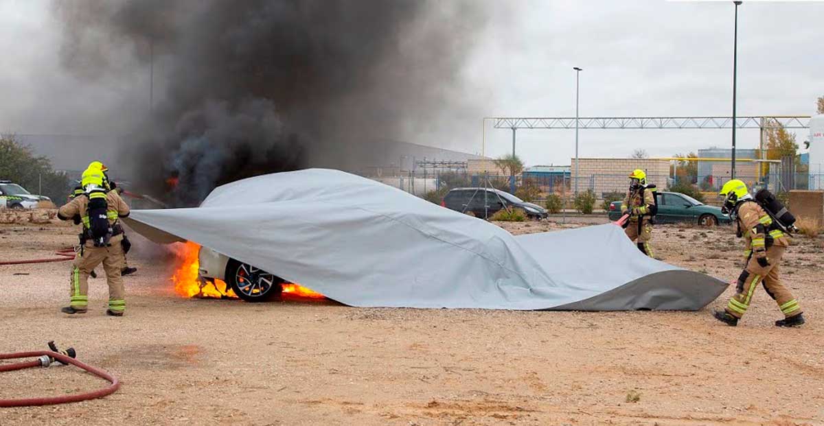 Una manta, el mejor invento para apagar incendios de coches