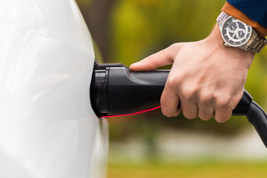 ¿Cuándo es más barato cargar el coche eléctrico?