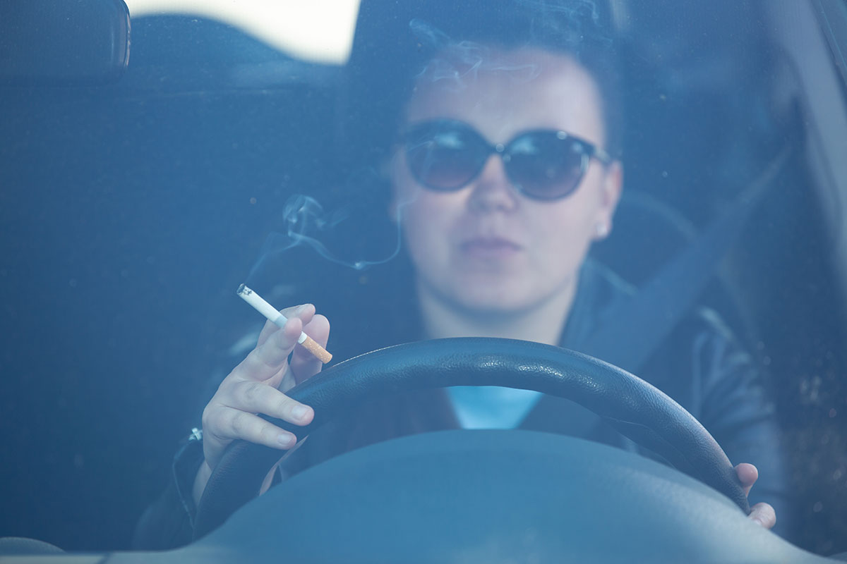 Sigue estos 7 pasos para eliminar el olor a tabaco del coche