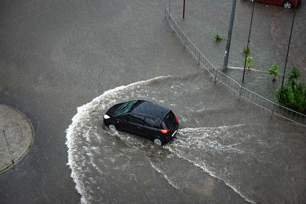 Guía paso a paso para salir del coche en caso de riada o inundación