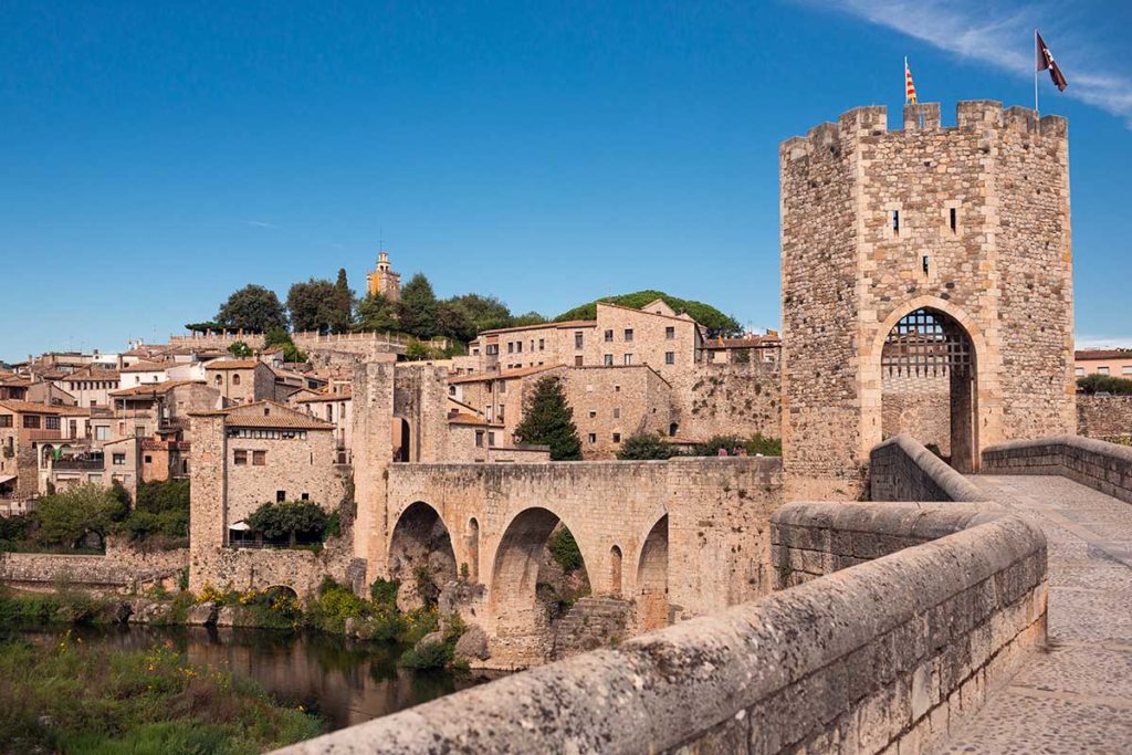 pueblo besalu arquitectura medieval girona ruta coche