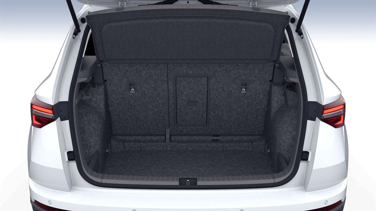 Renting Skoda Karoq Selection TSI SUV Blanco Luna 5 Plazas Gasolina Maletero