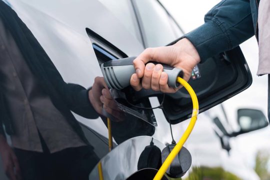 Coche eléctrico de renting siendo recargado