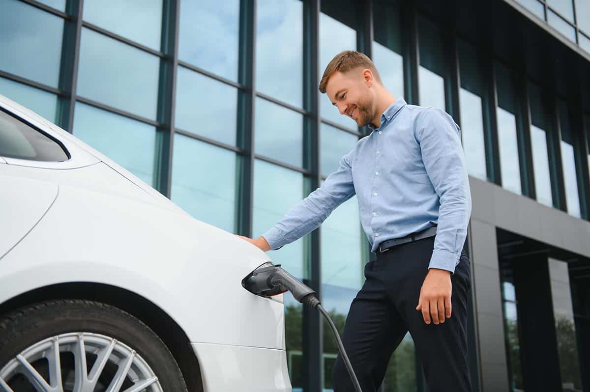 Autónomo cargando su coche eléctrico de renting