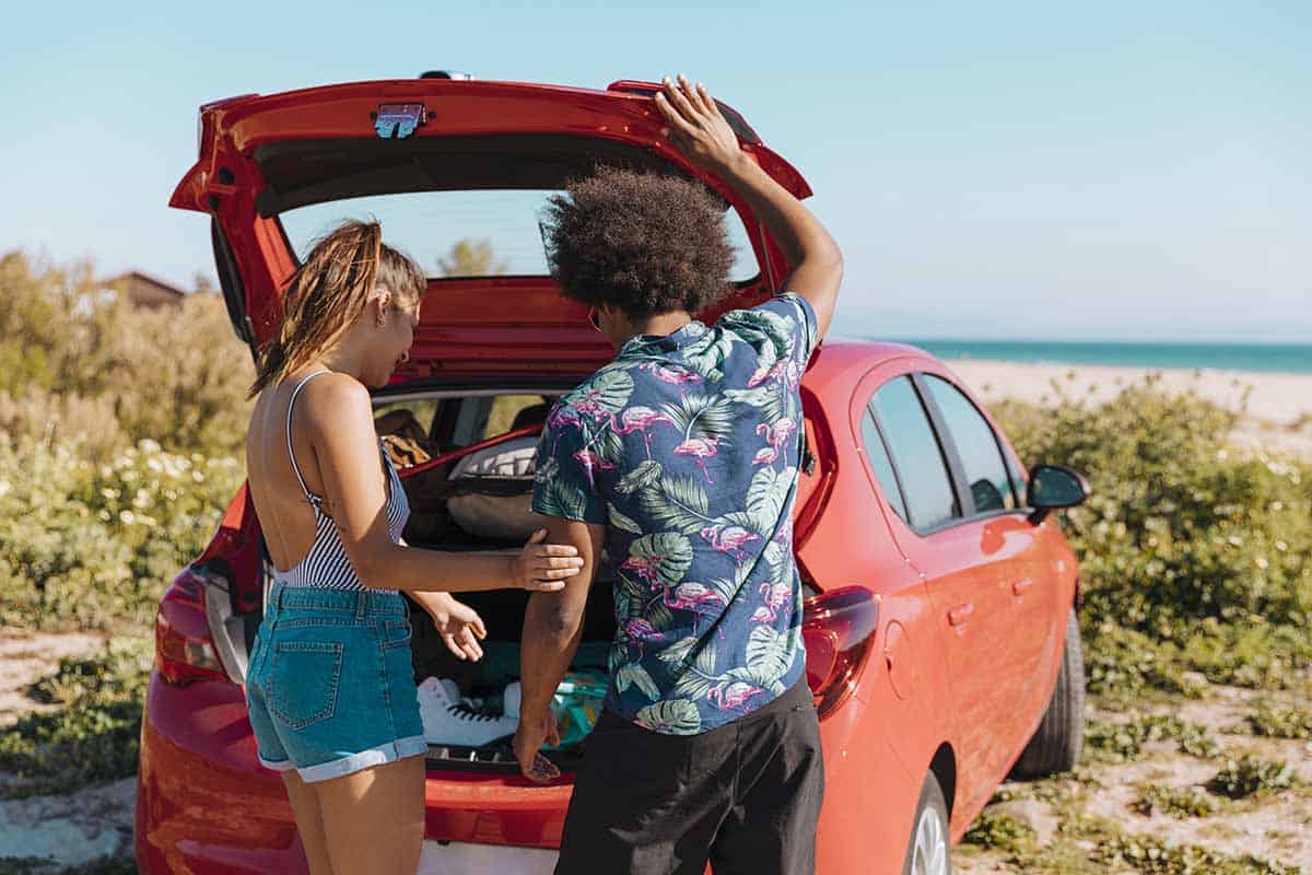 Cuidar el coche antes de un viaje en verano