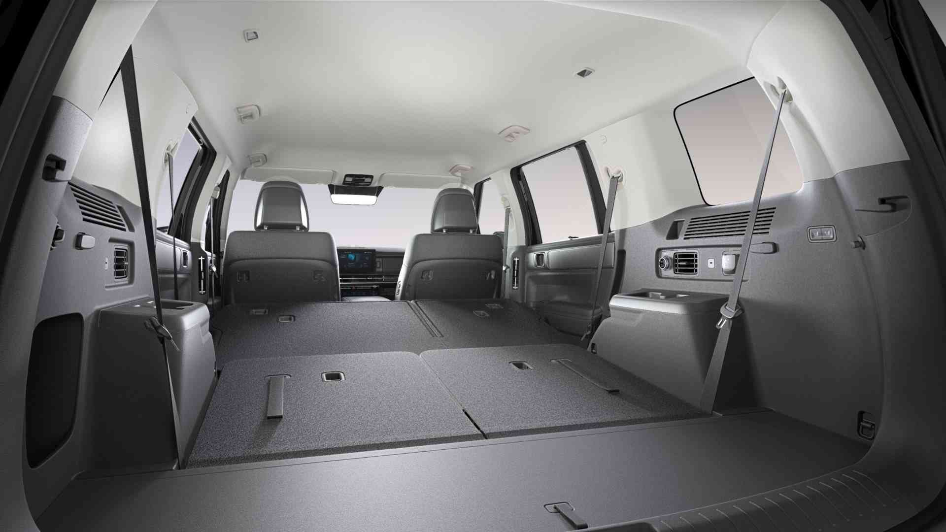 Renting New Hyundai Santa Fe Maxx SUV 7 Plazas Híbrido Etiqueta ECO Abyss Black Perlado Renting Finders Maletero