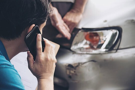 Coche con golpe: qué hacer