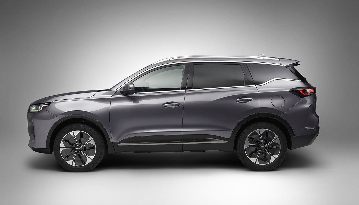 Renting Ebro S700 Luxury Gris Phantom SUV Automático