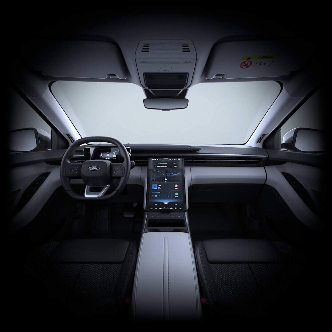 Renting New Ford Explorer Select Rango Extendido RWD Negro Agate SUV Eléctrico Automático Etiqueta 0 Interior