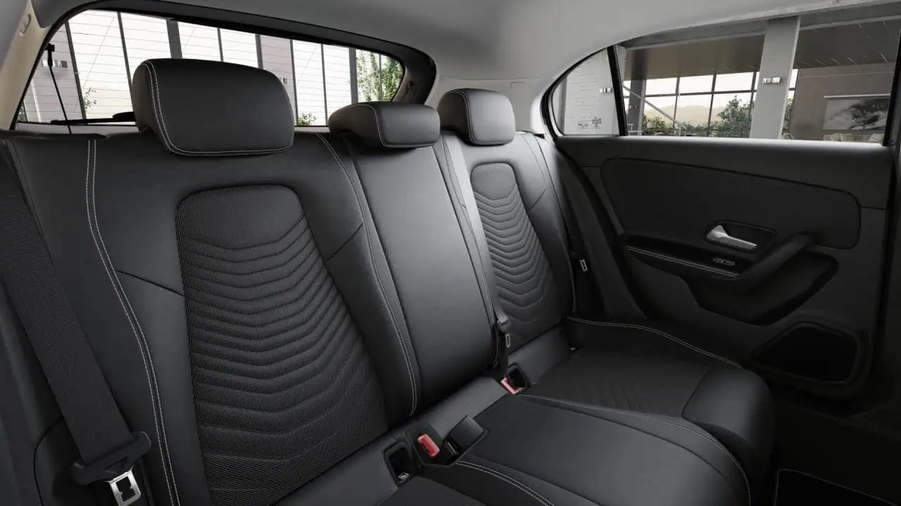 Renting Mercedes Benz Clase A 180 Compacto Premium Automático MHEV Gasolina Etiqueta ECO Negro Noche Asientos