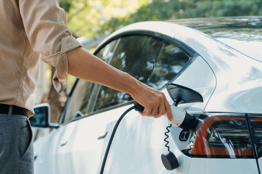 Renting de coches eléctricos: qué gastos incluye y cuáles no debes pasar por alto