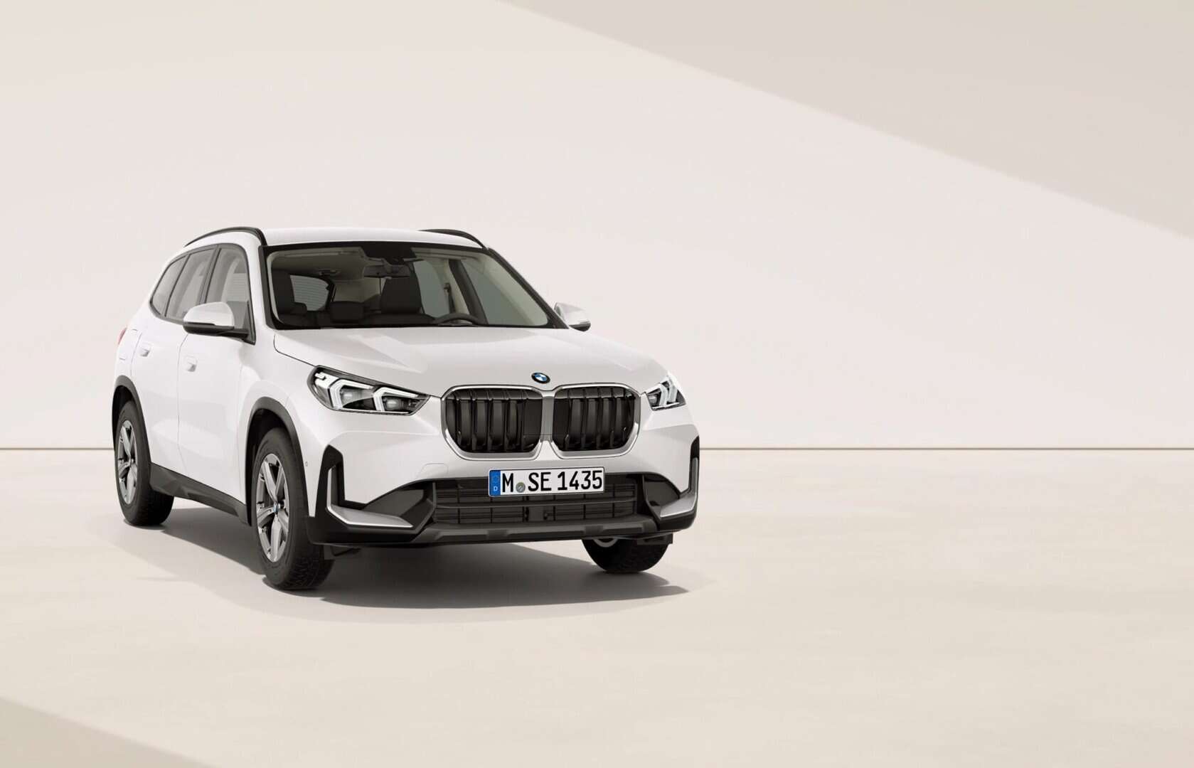 Renting New BMW X1 Premium Package Mineral White Metalizado SUV Automático