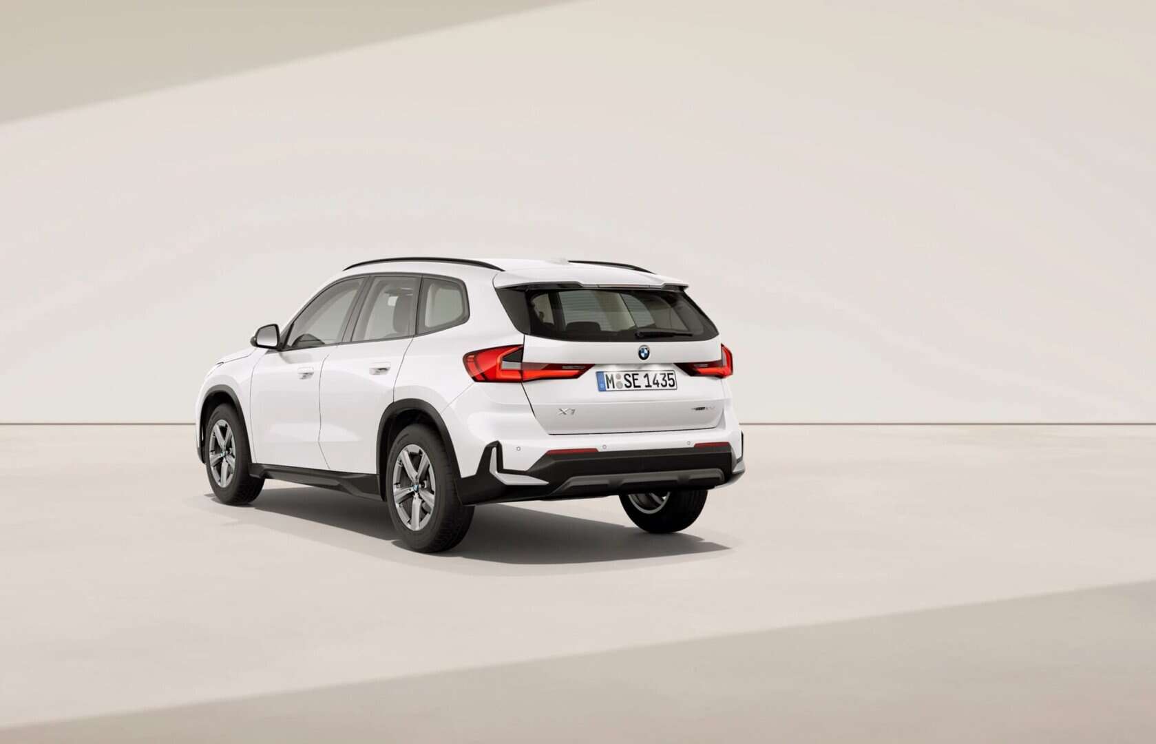 Renting New BMW X1 Premium Package Mineral White Metalizado SUV Automático