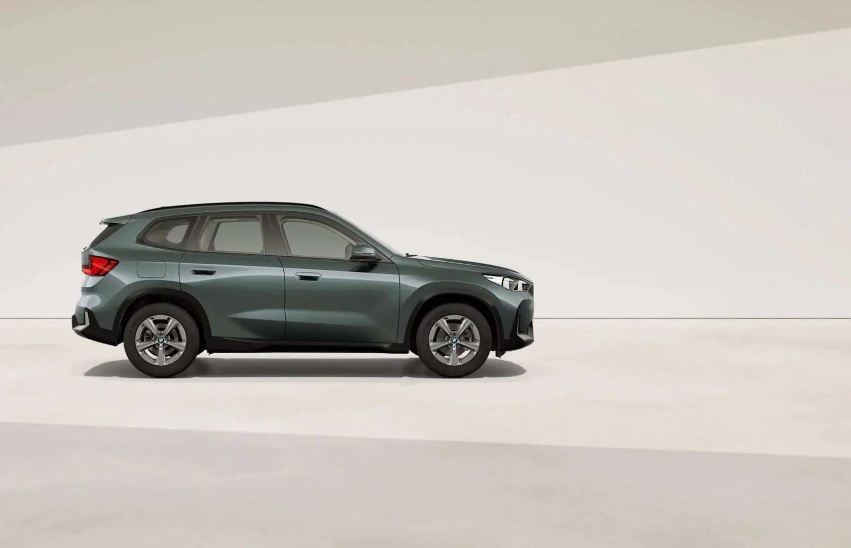 Renting New BMW X1 Premium Package Cape York Green Metalizado SUV Automático