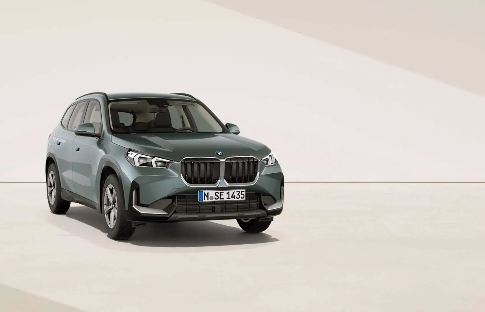 Renting New BMW X1 Premium Package Cape York Green Metalizado SUV Automático
