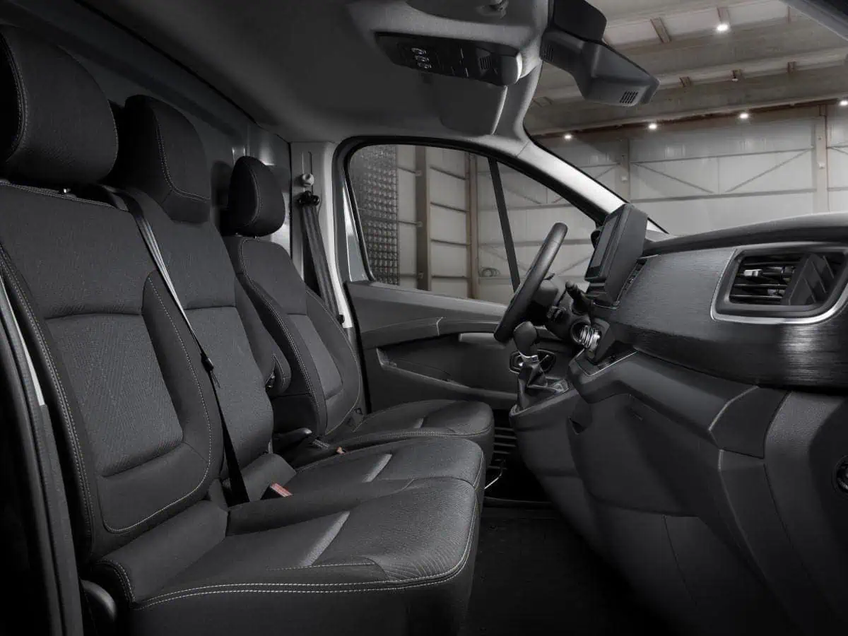 Renting Nissan Primastar Furgon Profesional L1 H1 Blanco Hielo Solido Acenta Furgoneta Comercial 3 plazas Asientos