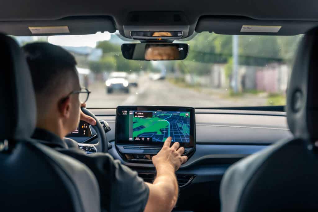 manipular pantalla coche conducir Riesgos y consecuencias de manipular la pantalla al conducir