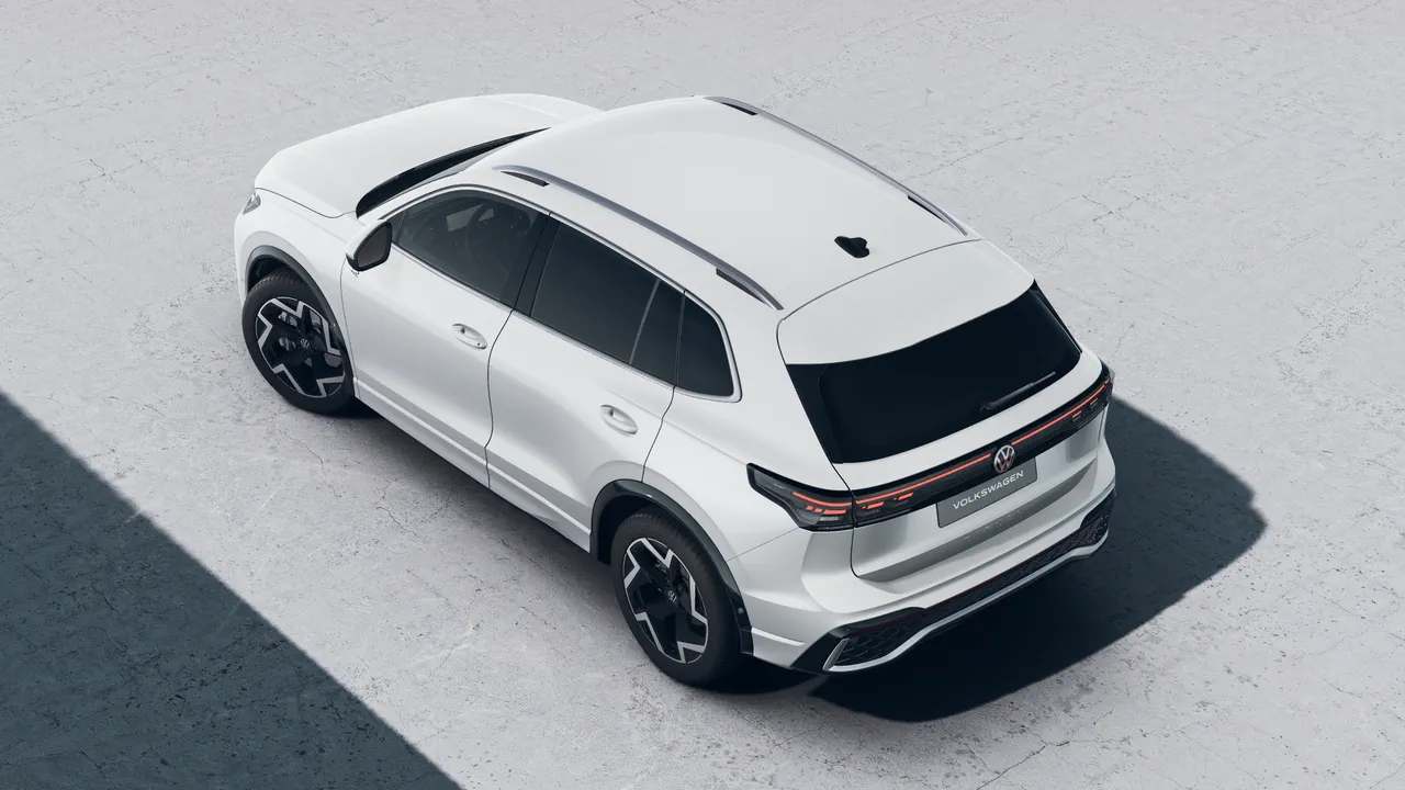 Renting New Volkswagen Tiguan R-Line Blanco Punto SUV Automático MHEV Etiqueta ECO