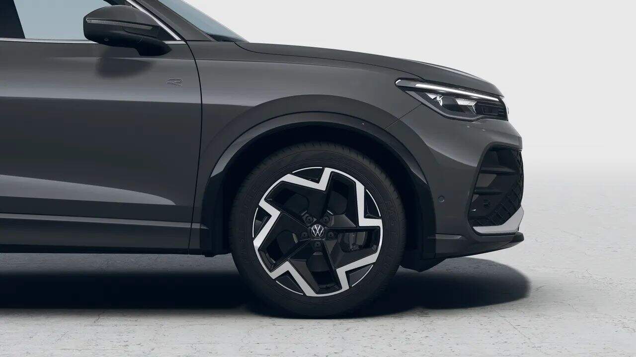 Renting New Volkswagen Tiguan R-Line Gris Delfin SUV Automático MHEV Etiqueta ECO