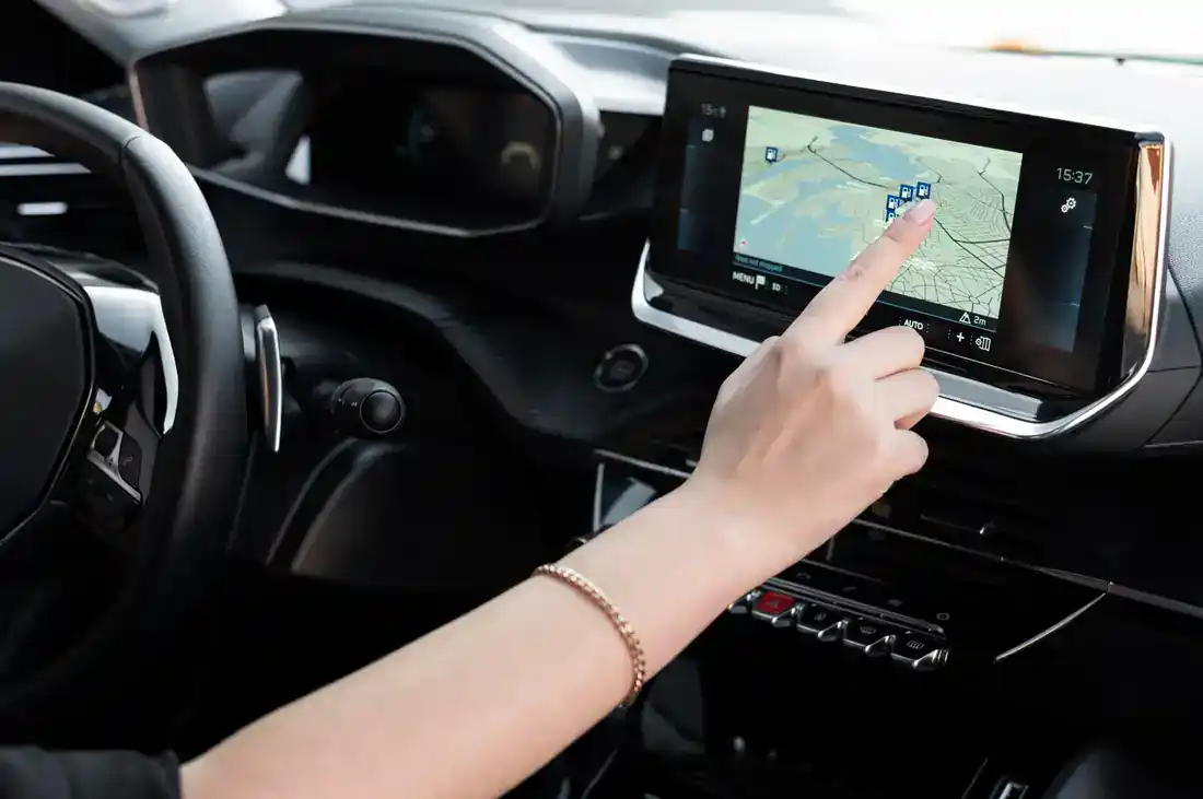 pantalla coche evitar multas Evita multas de hasta 200 € por tocar la pantalla del coche