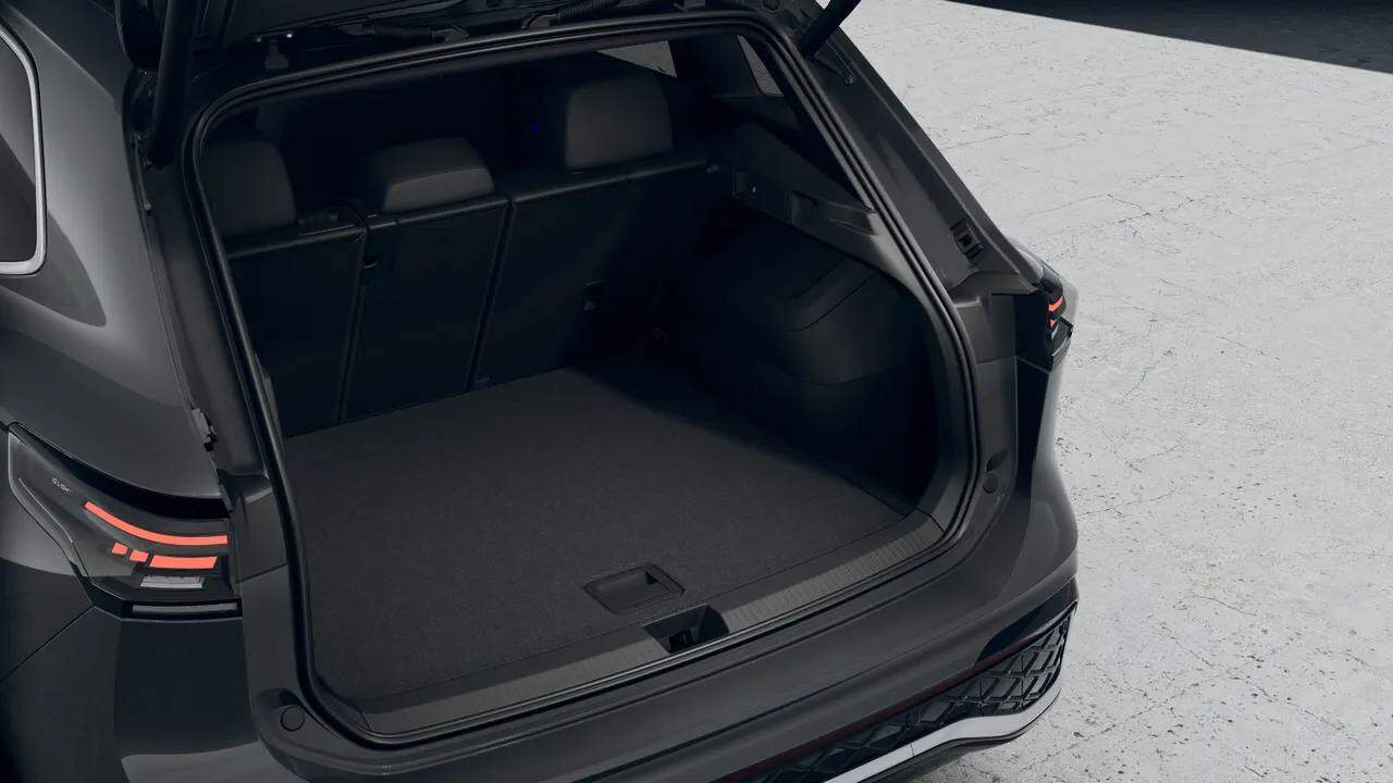 Renting New Volkswagen Tiguan R-Line Gris Delfin SUV Automático MHEV Etiqueta ECO Maletero