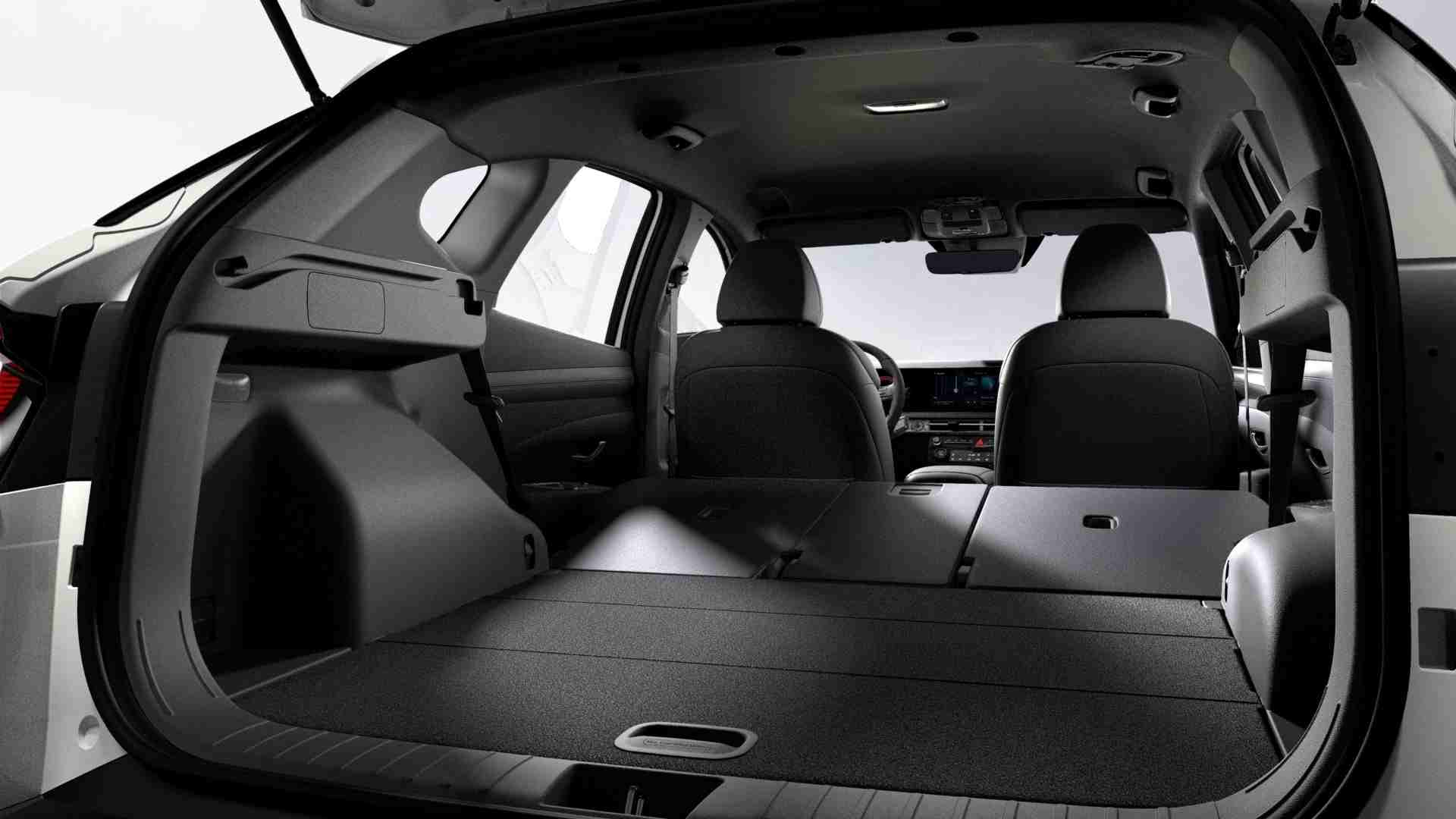 Renting New Hyundai Tucson Black Line Atlas White SUV Hybrid Automático Etiqueta ECO Maletero