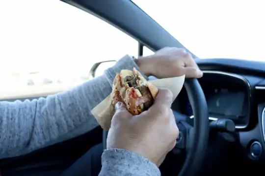 conducir comiendo