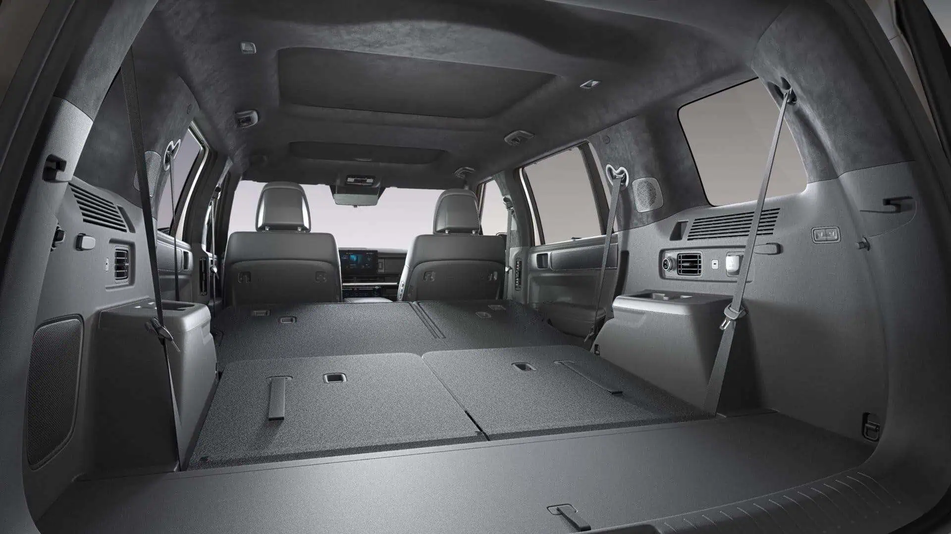 Renting New Hyundai Santa Fe Calligraphy Creamy White SUV 7 Plazas HEV Etiqueta 0 Maletero