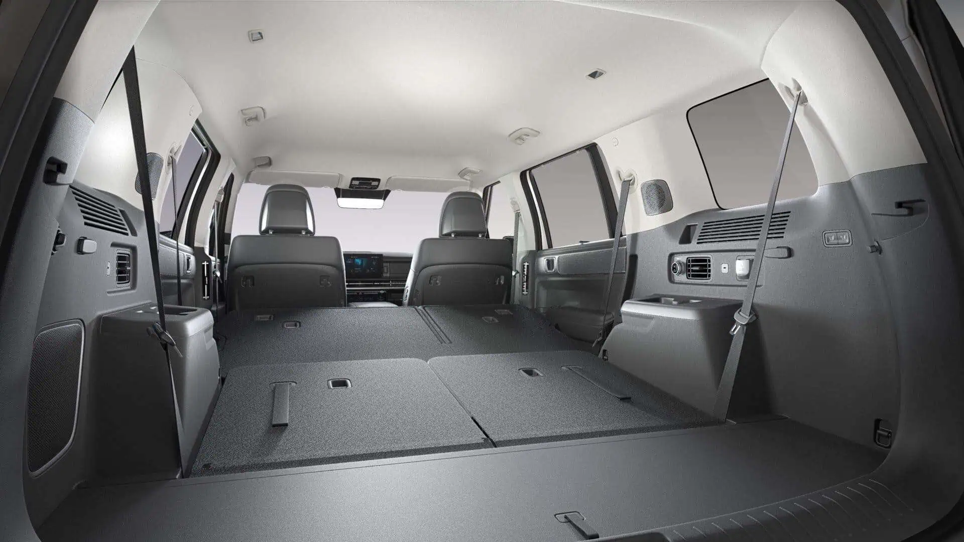Renting New Hyundai Santa Fe Style Creamy White SUV 7 Plazas PHEV Etiqueta 0 Maletero