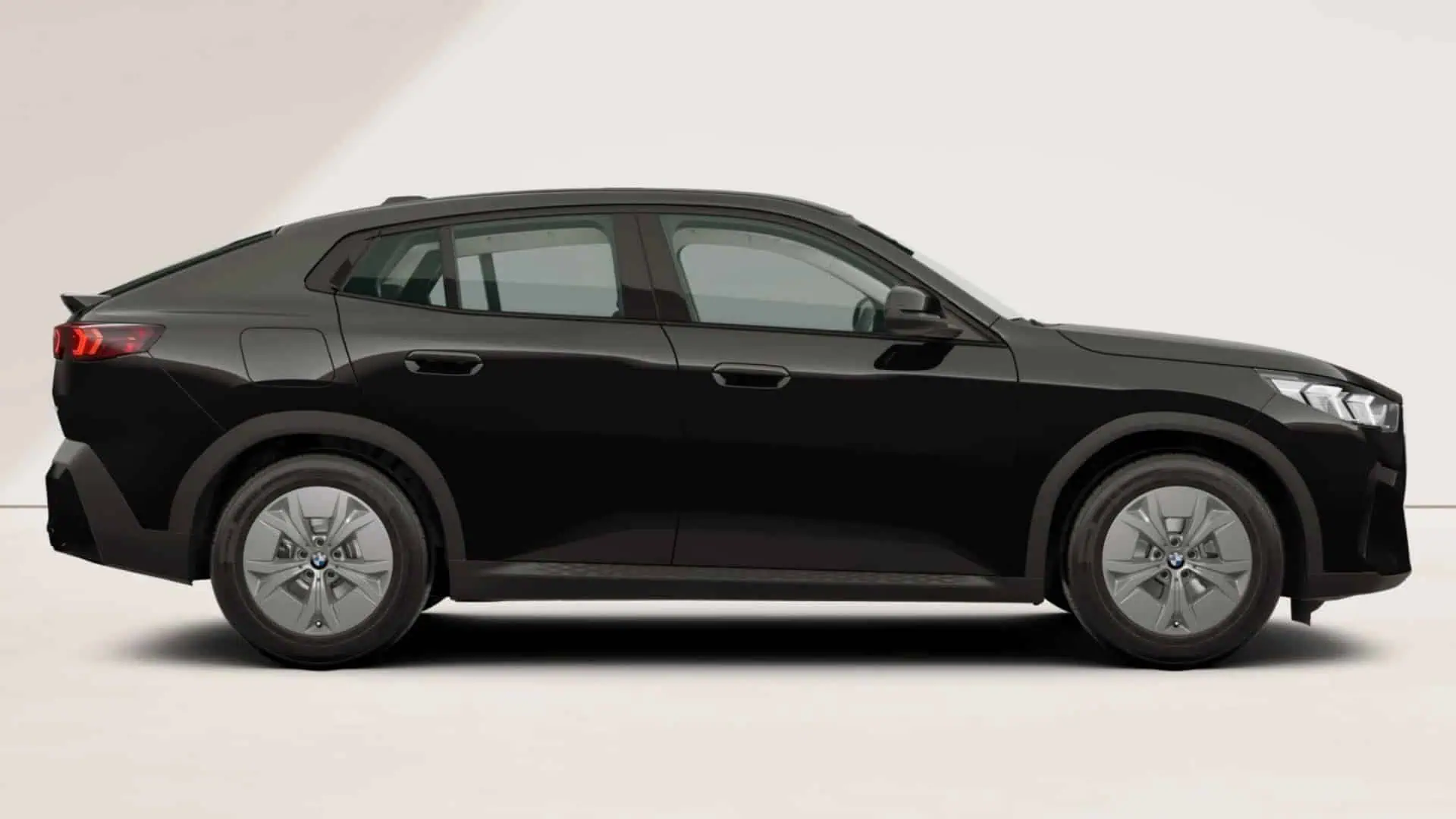Renting BMW iX2 eDrive20 Black Solid SUV Coupé Eléctrico Automático Etiqueta 0