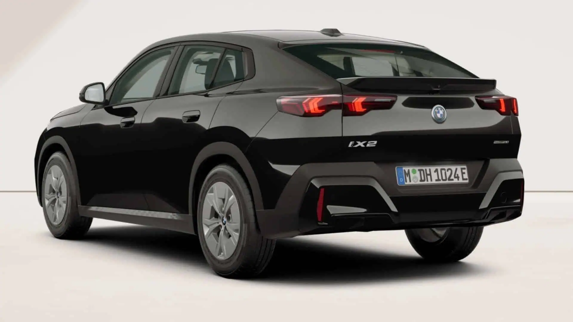 Renting BMW iX2 eDrive20 Black Solid SUV Coupé Eléctrico Automático Etiqueta 0