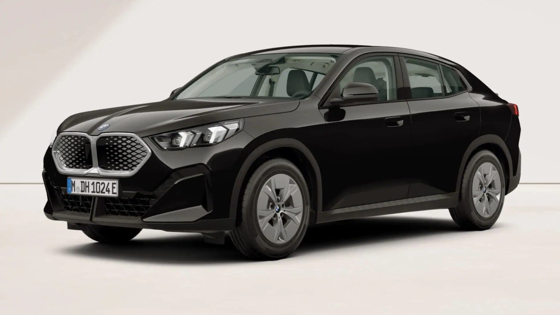 Renting BMW iX2 eDrive20 Black Solid SUV Coupé Eléctrico Automático Etiqueta 0
