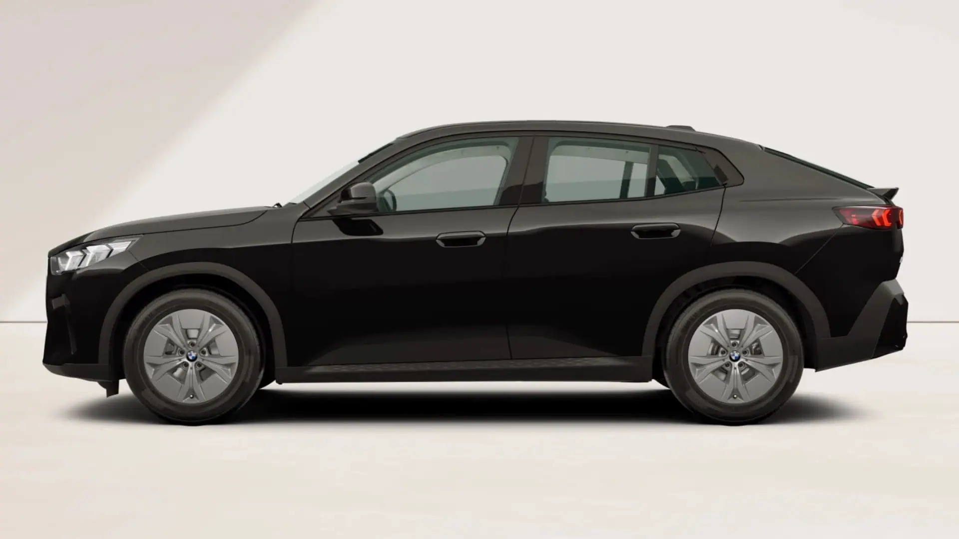 Renting BMW iX2 eDrive20 Black Solid SUV Coupé Eléctrico Automático Etiqueta 0