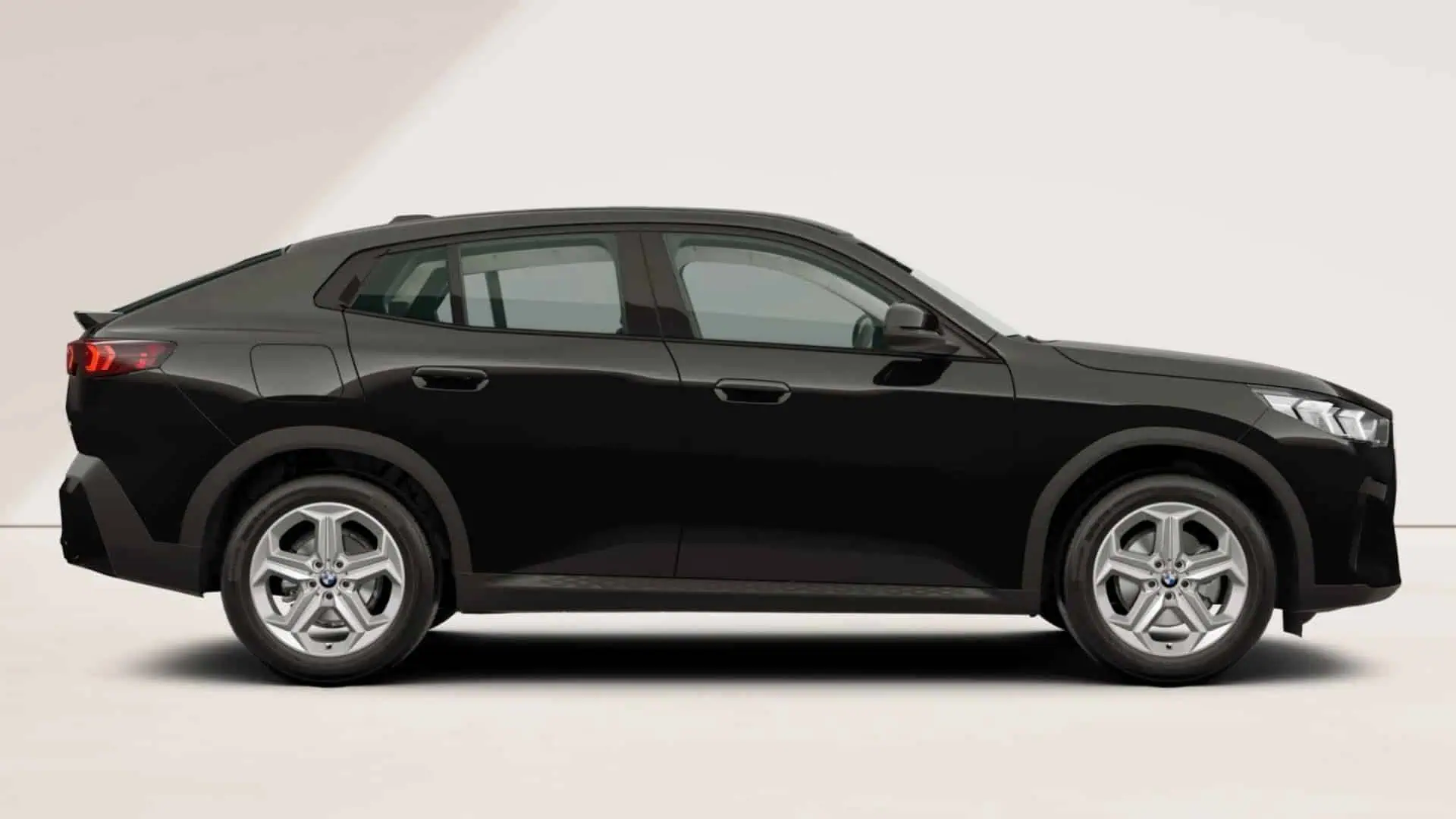 Renting BMW X2 sDrive20d Black Solid SUV Coupé Automático