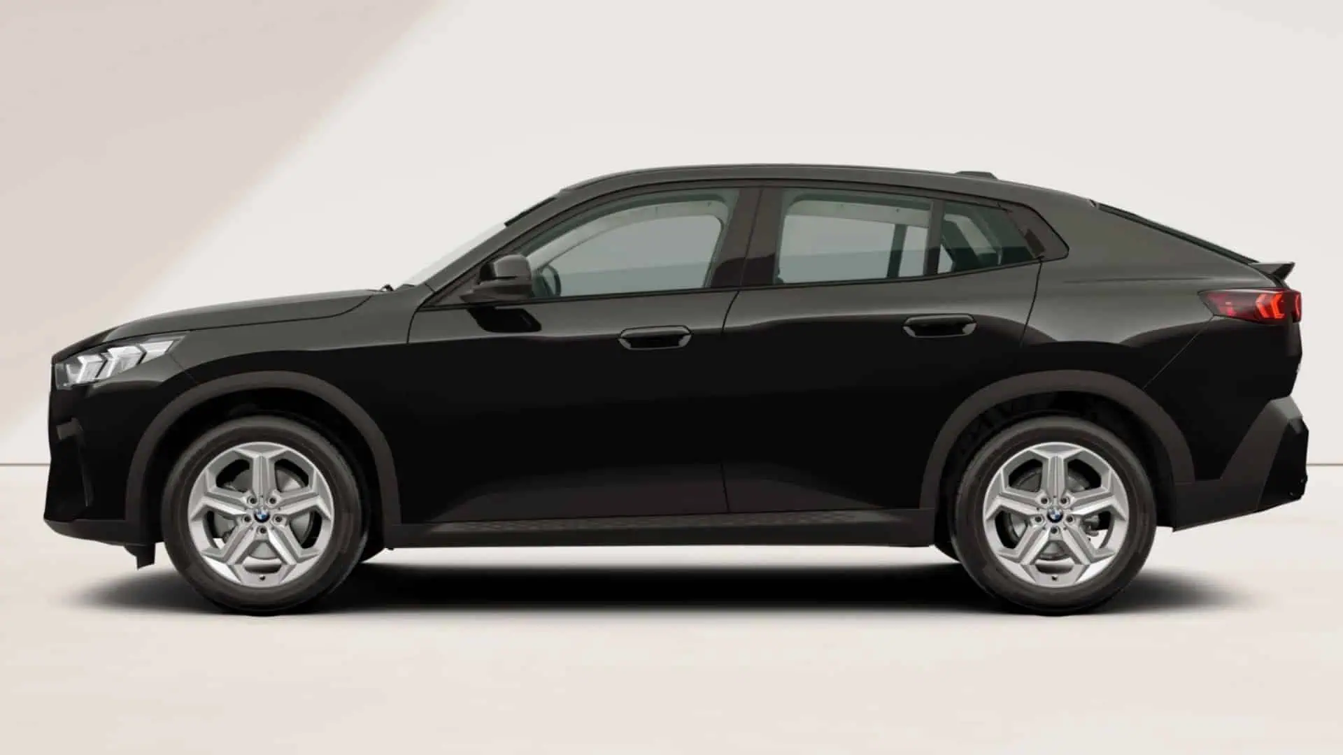 Renting BMW X2 sDrive20d Black Solid SUV Coupé Automático