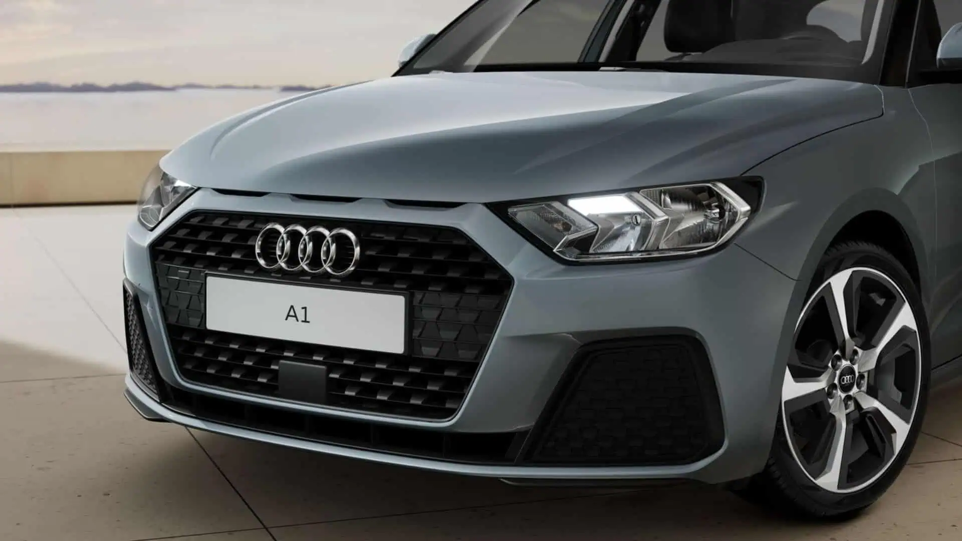 Renting Audi A1 Sportback Adrenalin Gris Flecha Techo Negro Compacto Automático