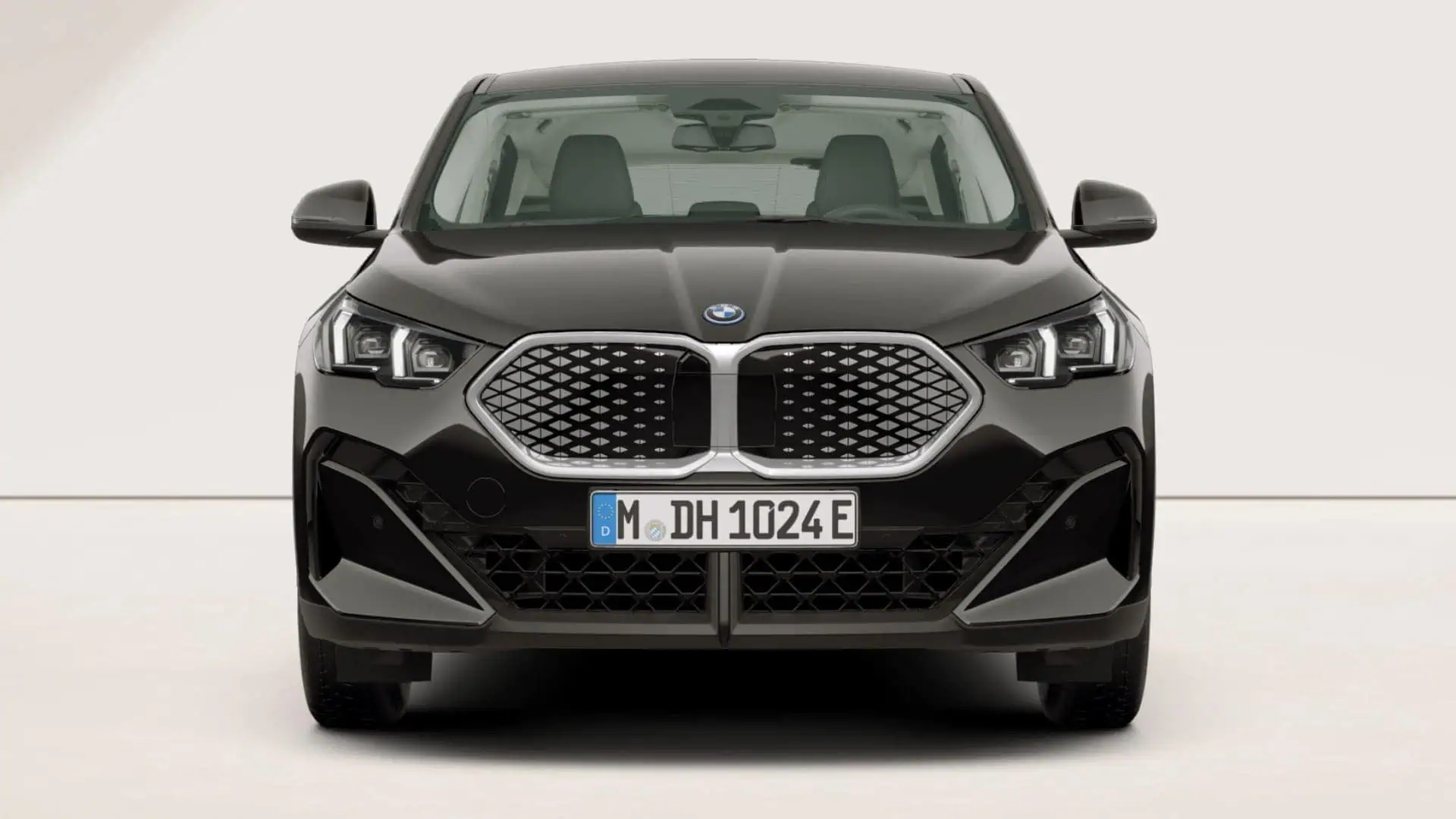 Renting BMW iX2 eDrive20 Black Solid SUV Coupé Eléctrico Automático Etiqueta 0