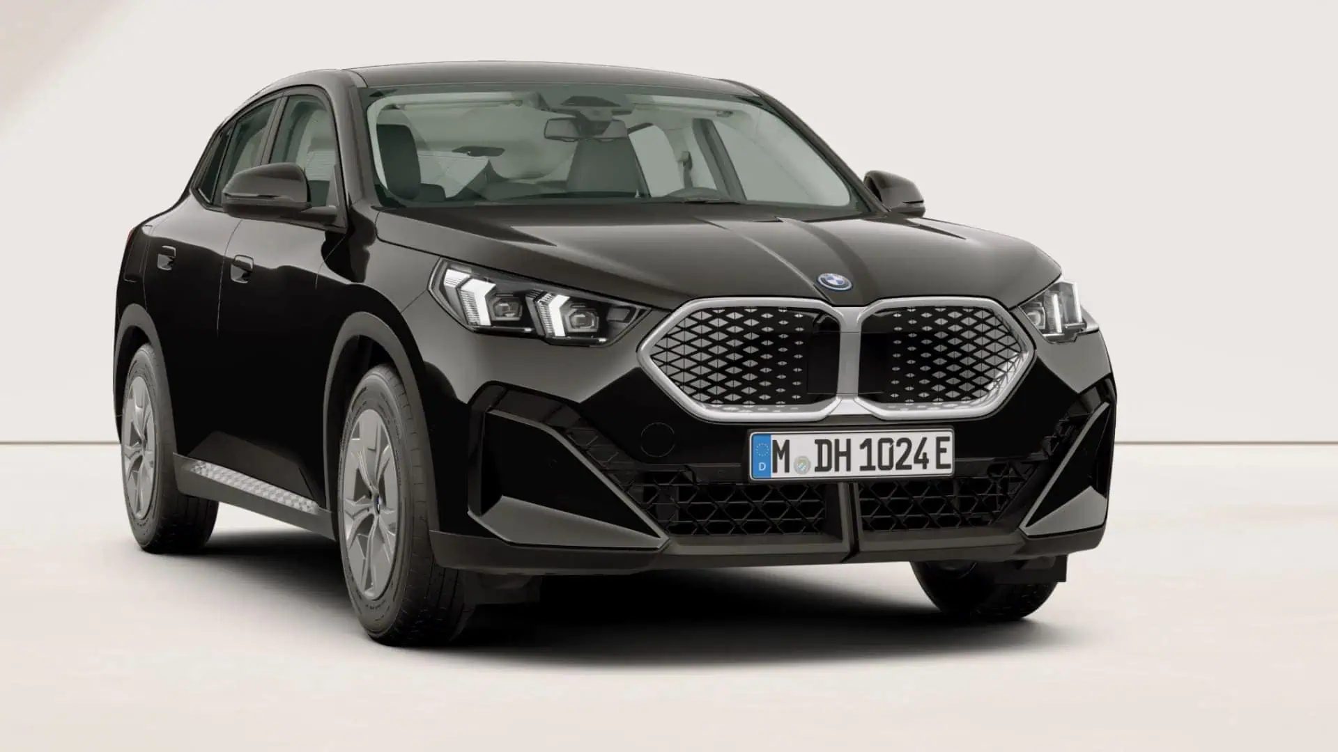 Renting BMW iX2 eDrive20 Black Solid SUV Coupé Eléctrico Automático Etiqueta 0