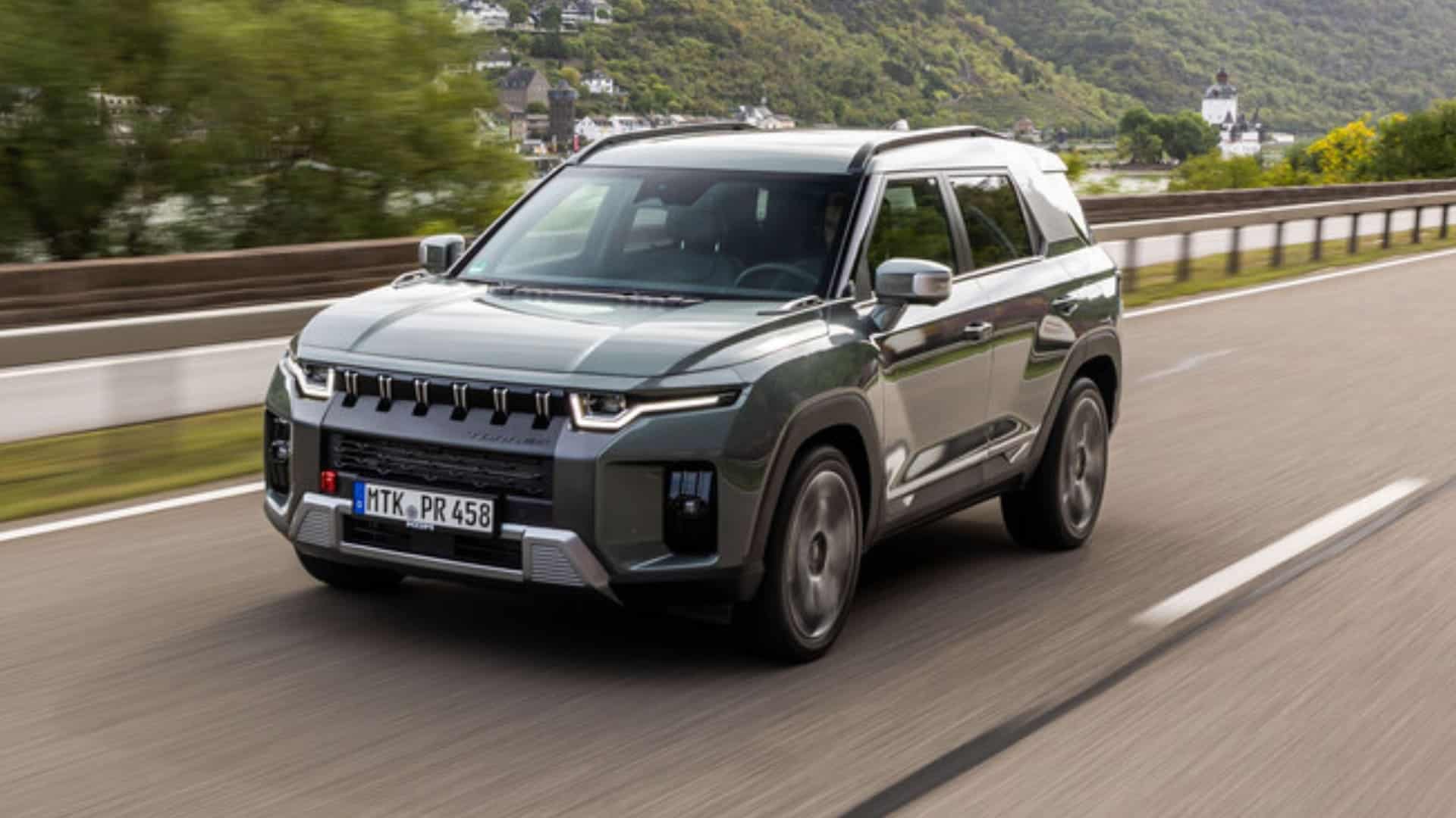 Renting New KGM Torres Life Forest Green Bitono SUV Híbrido Automático Etiqueta ECO