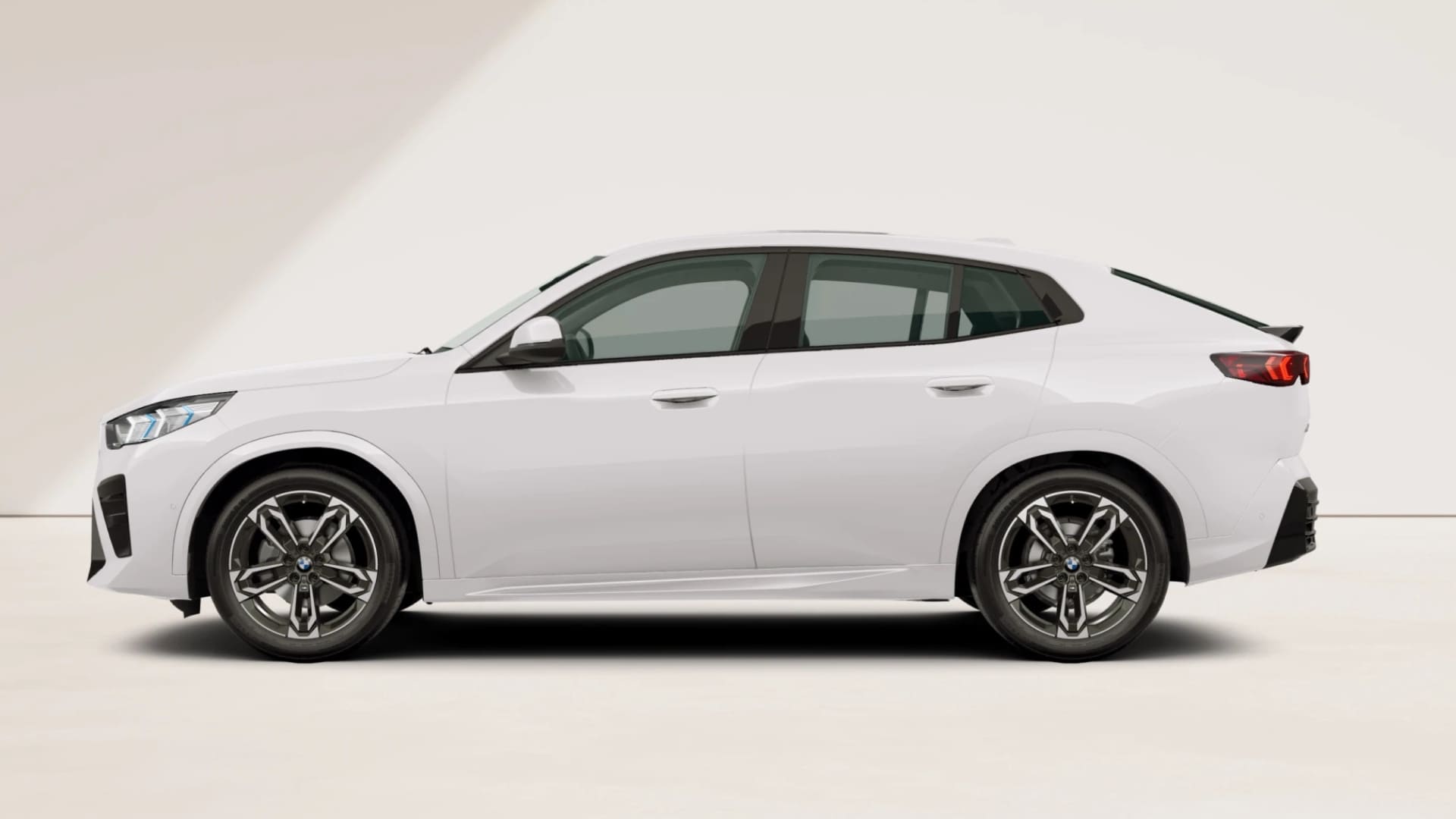 Renting New BMW iX2 eDrive20 Alpine White M Sport Paquete Premium SUV Coupé Eléctrico Automático Etiqueta 0