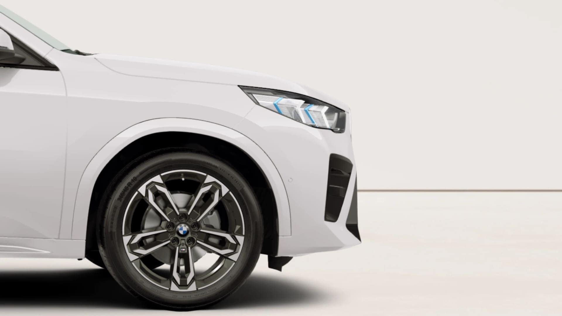 Renting New BMW iX2 eDrive20 Alpine White M Sport Paquete Premium SUV Coupé Eléctrico Automático Etiqueta 0