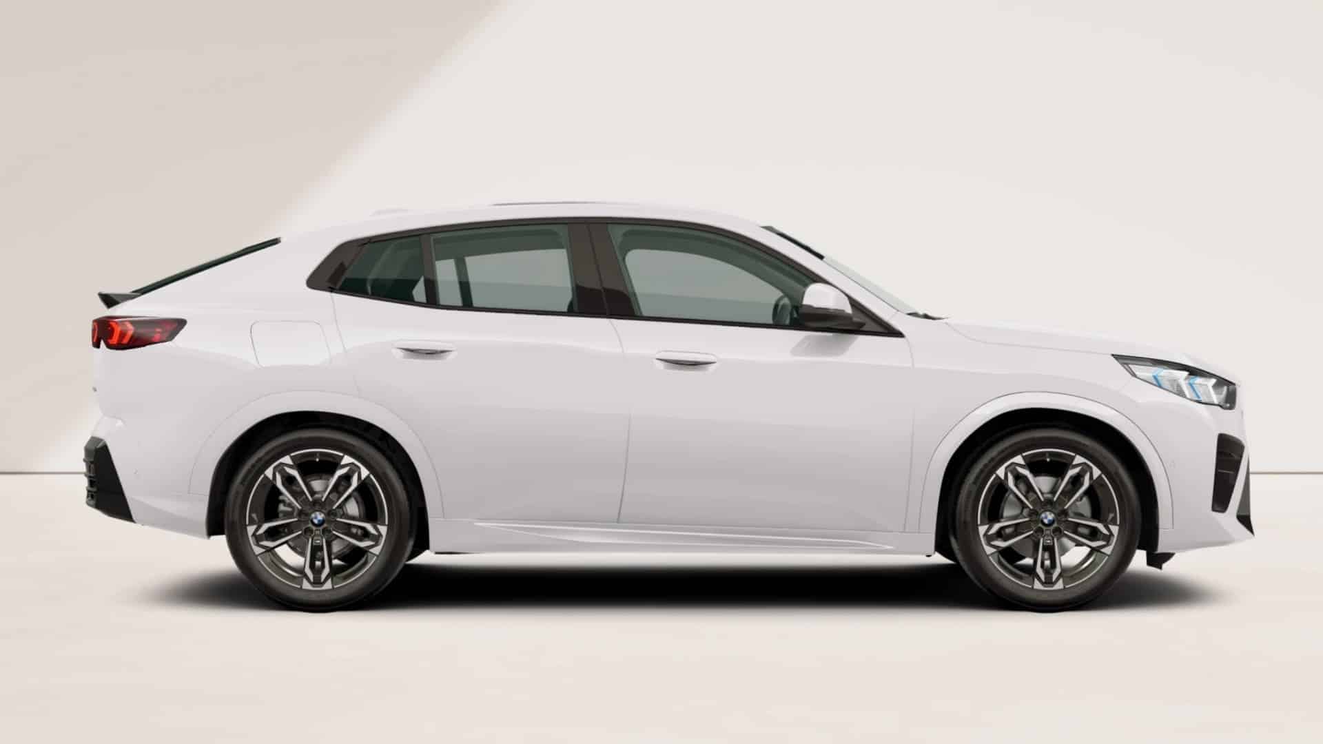 Renting New BMW iX2 eDrive20 Alpine White M Sport Paquete Premium SUV Coupé Eléctrico Automático Etiqueta 0