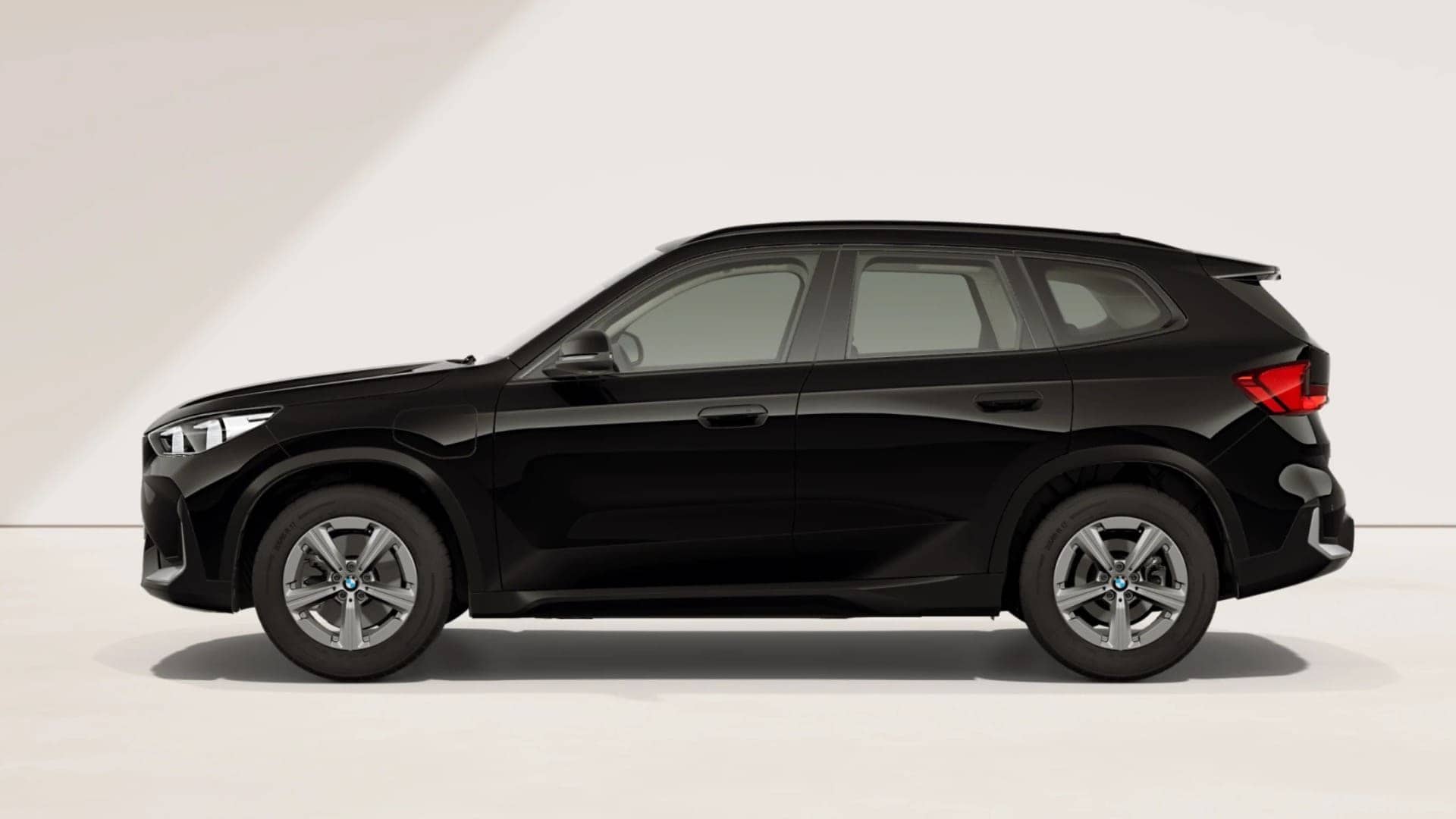 Renting New BMW X1 xLine xDrive25e Black Solid SUV Hibrido-Enchufable Automático Etiqueta 0