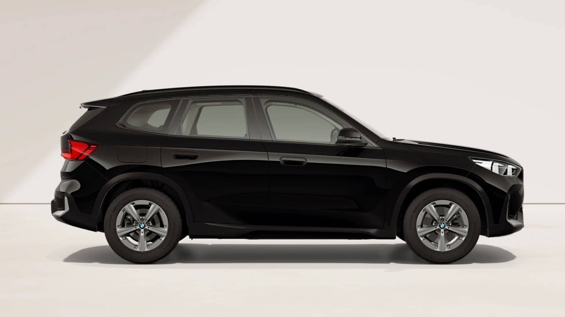 Renting New BMW X1 xLine xDrive25e Black Solid SUV Hibrido-Enchufable Automático Etiqueta 0