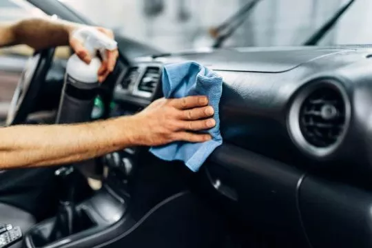 Desinfectar el interior del coche para eliminar el coronavirus